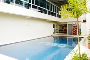 Piscina coberta i piscina a l'aire lliure 