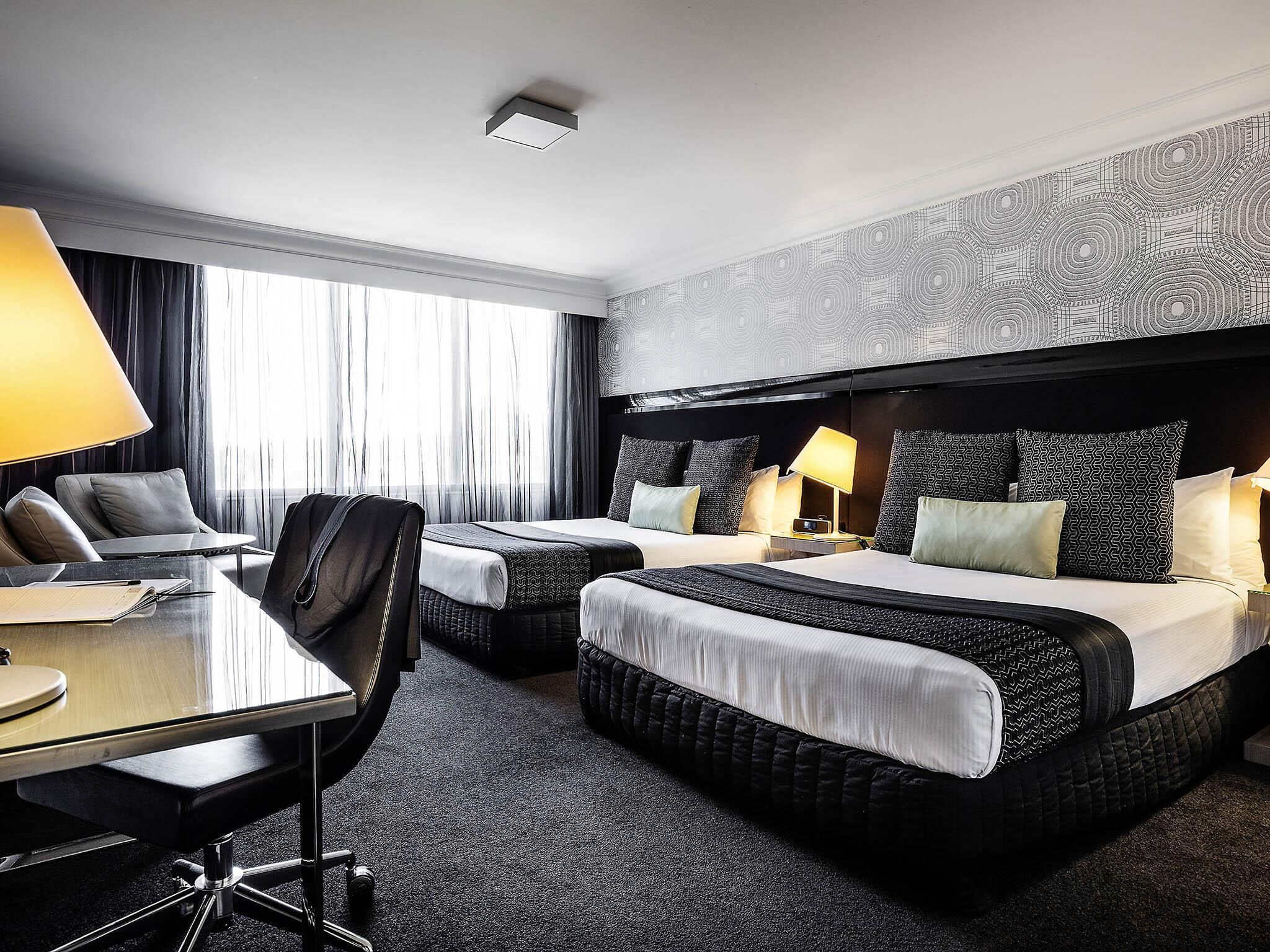 Deluxe Twin kamer, 2 eenpersoonsbedden | Een kluis op de kamer, een bureau, een laptopwerkplek