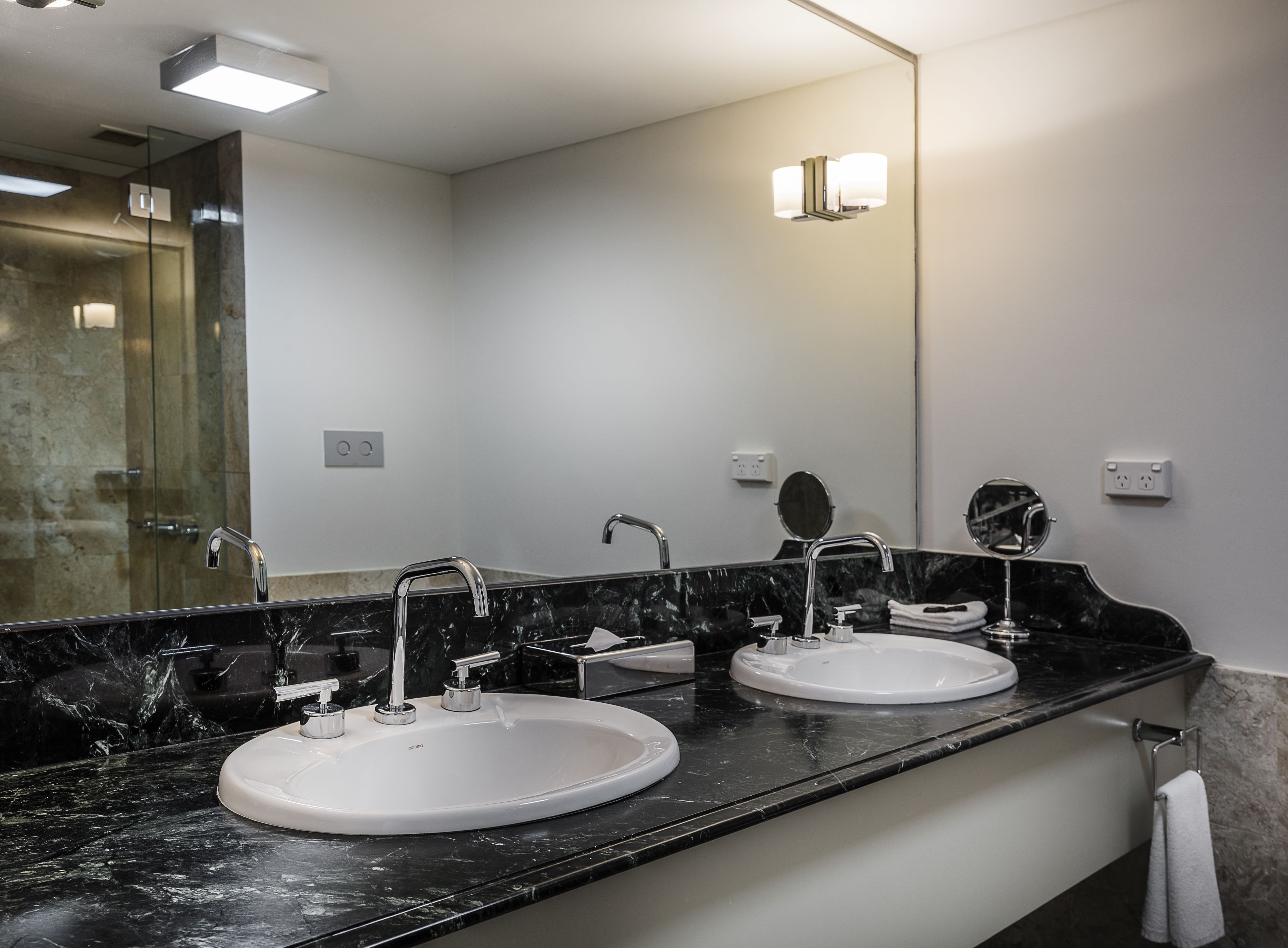 combined shower/bathtub, eco-friendly toiletries, hair dryer, towels