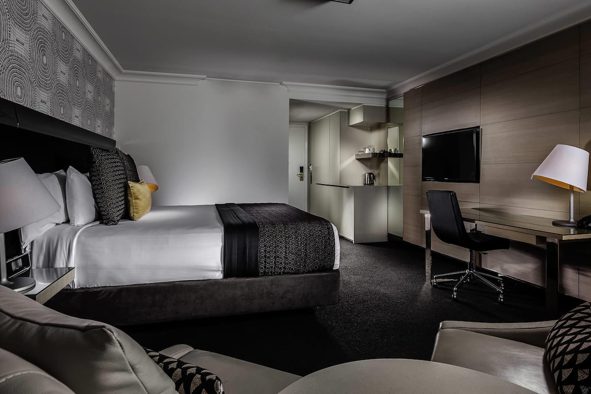 Deluxe Room, 1 King Bed | In-room safe, desk, laptop workspace, blackout drapes
