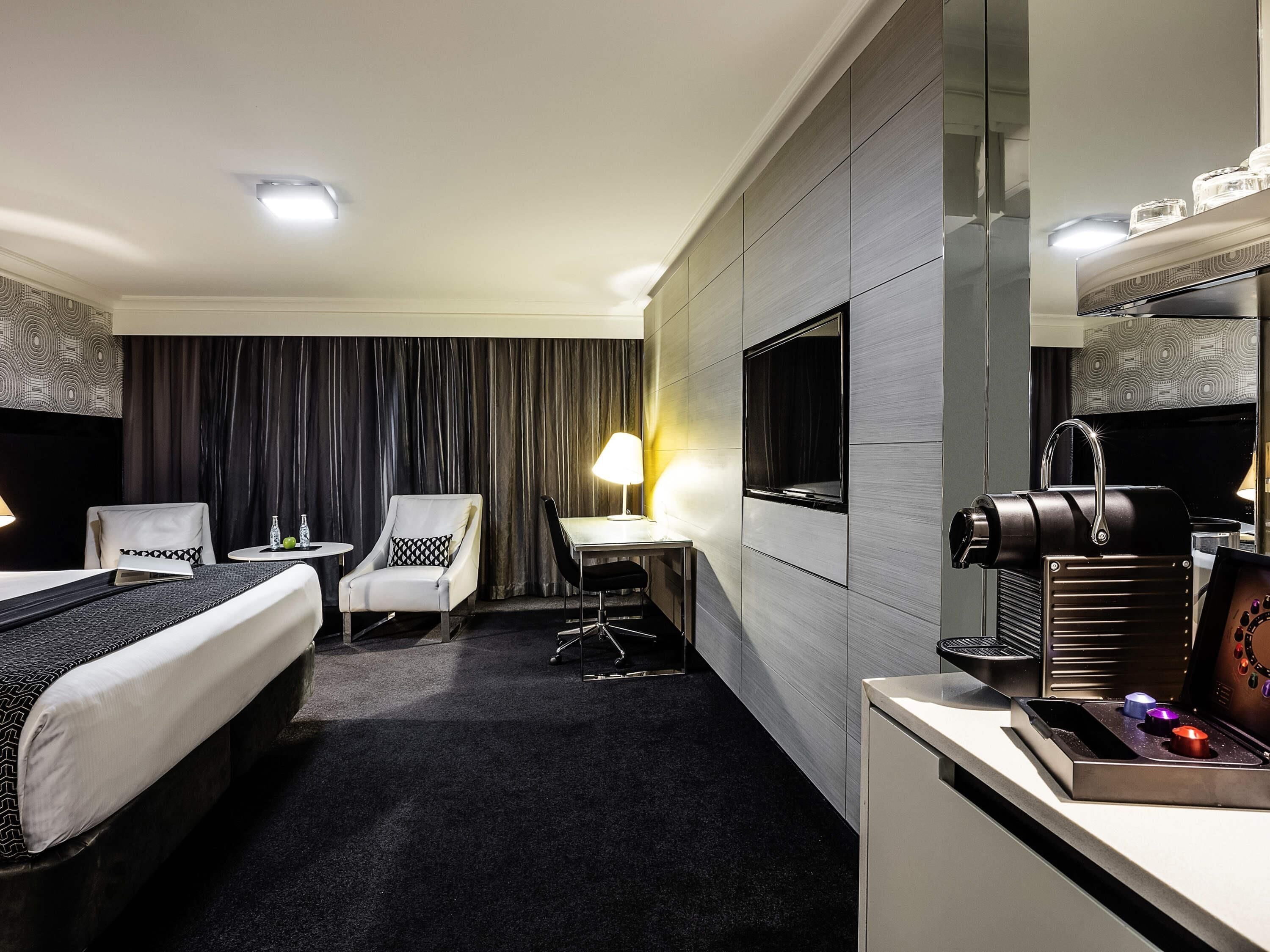 Executive Room, 1 King Bed | In-room safe, desk, laptop workspace, blackout drapes