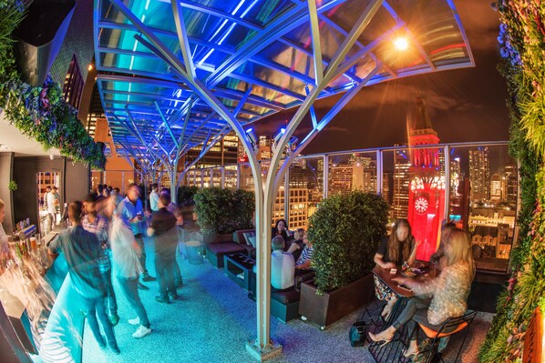 2 bars/lounges, bar met dakterras