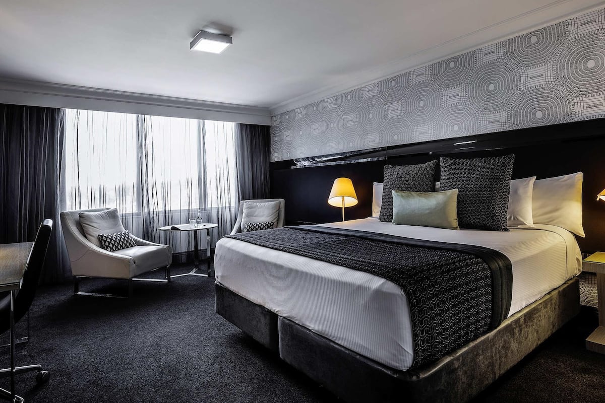 Deluxe Room, 1 King Bed | In-room safe, desk, laptop workspace, blackout drapes