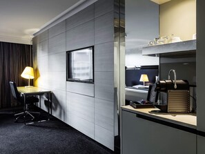 Executive Room, 1 King Bed | In-room safe, desk, laptop workspace, blackout drapes