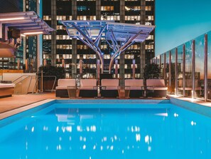 Outdoor pool, sun loungers - Pullman Brisbane King George Square (Brisbane)
