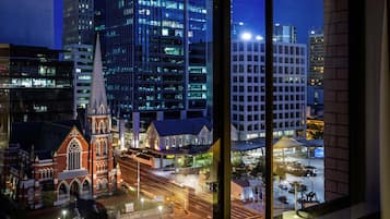 Pengeskab på værelset, skrivebord, arbejdsområde til bærbare computere