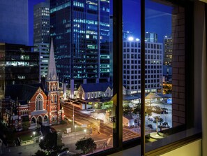 Zimmersafe, Schreibtisch, laptopgeeigneter Arbeitsplatz