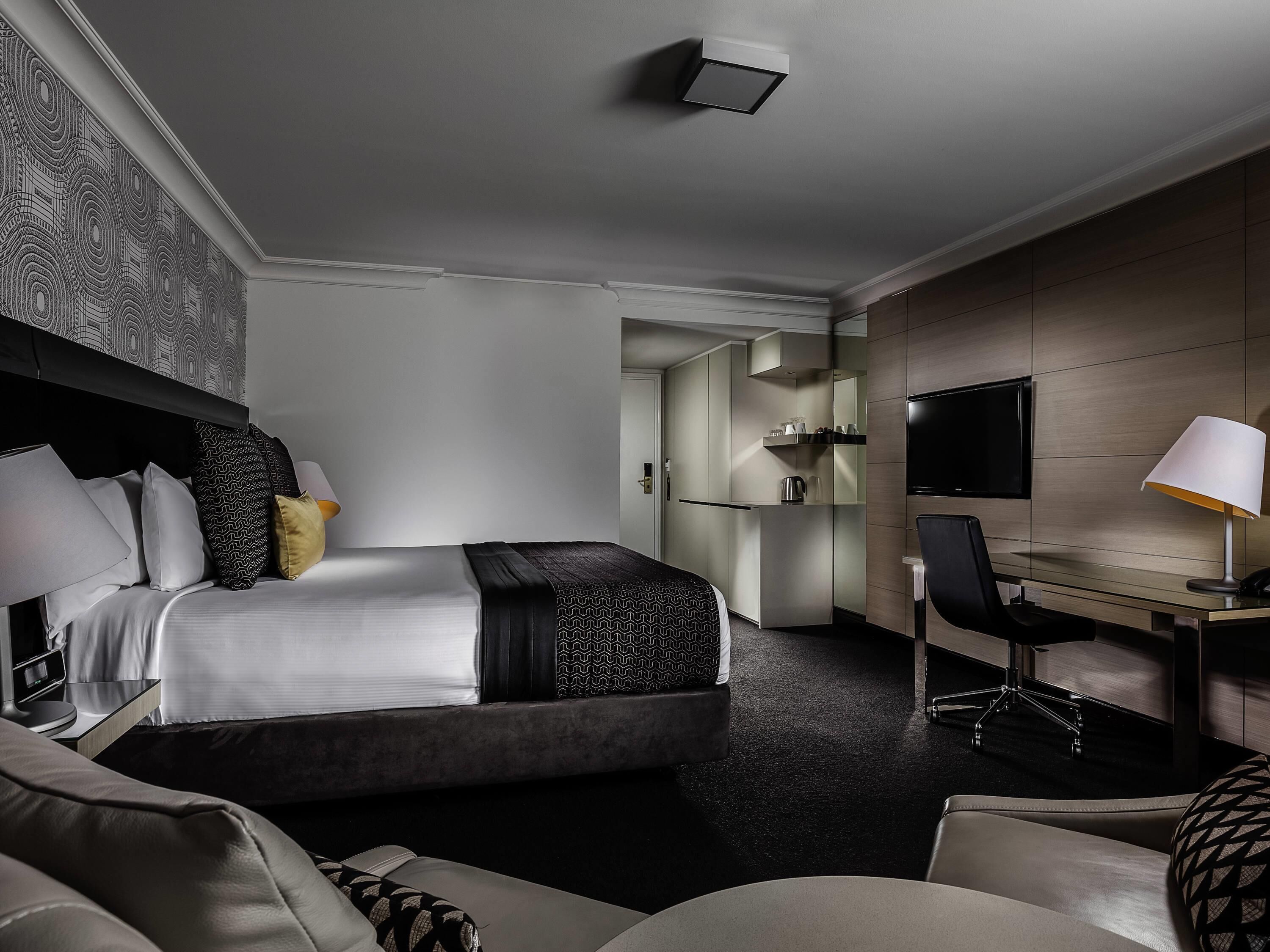 Deluxe Room, 1 King Bed | In-room safe, desk, laptop workspace, blackout drapes
