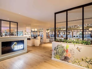 Breakfast, lunch and dinner served - Pullman Brisbane King George Square (Brisbane)