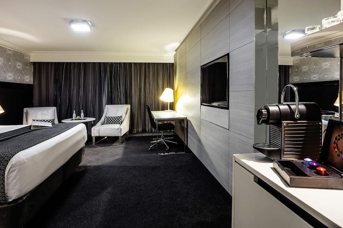 Executive Room, 1 King Bed | In-room safe, desk, laptop workspace, blackout drapes