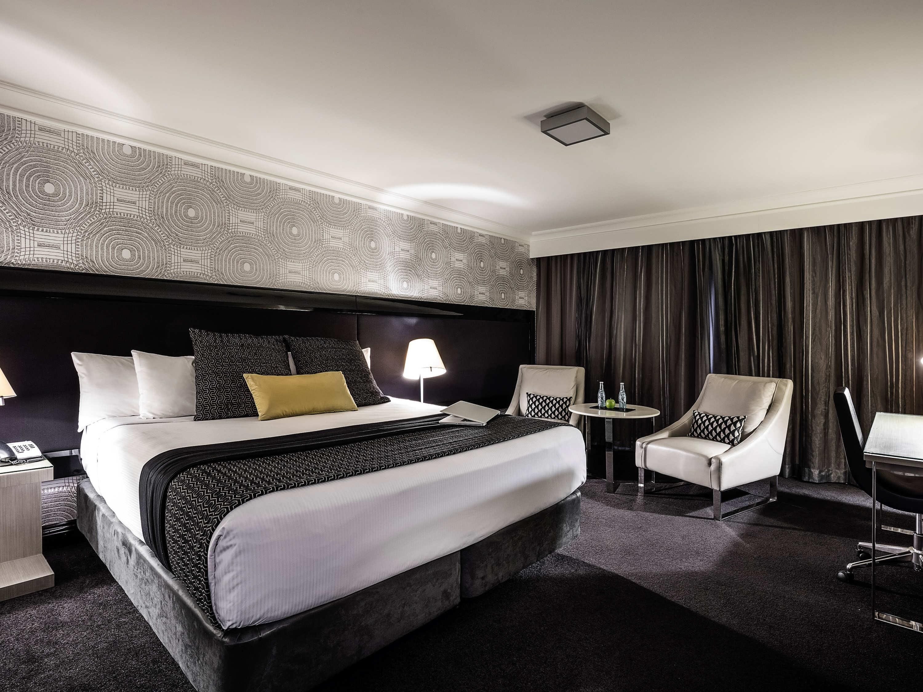 Executive Room, 1 King Bed | In-room safe, desk, laptop workspace, blackout drapes