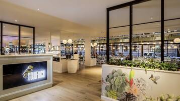 Petit déjeuner buffet (42 AUD par personne)