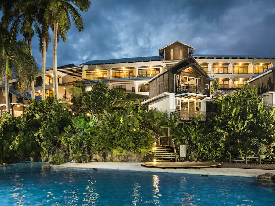 Fachada de la propiedad por la tarde o noche