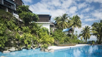 Piscina externa, guarda-sóis, espreguiçadeiras