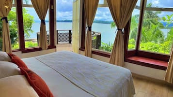 Premium Cabin | In-room safe, desk, free WiFi, bed sheets