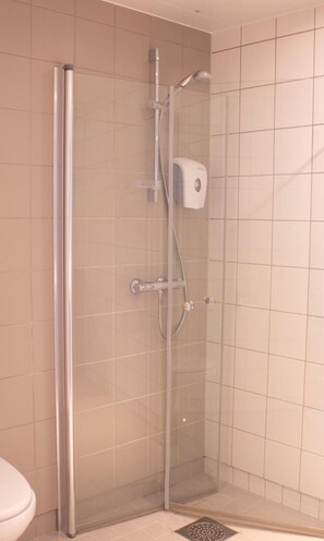 Shower, free toiletries, hair dryer - Hotell Montebello (Oslo)