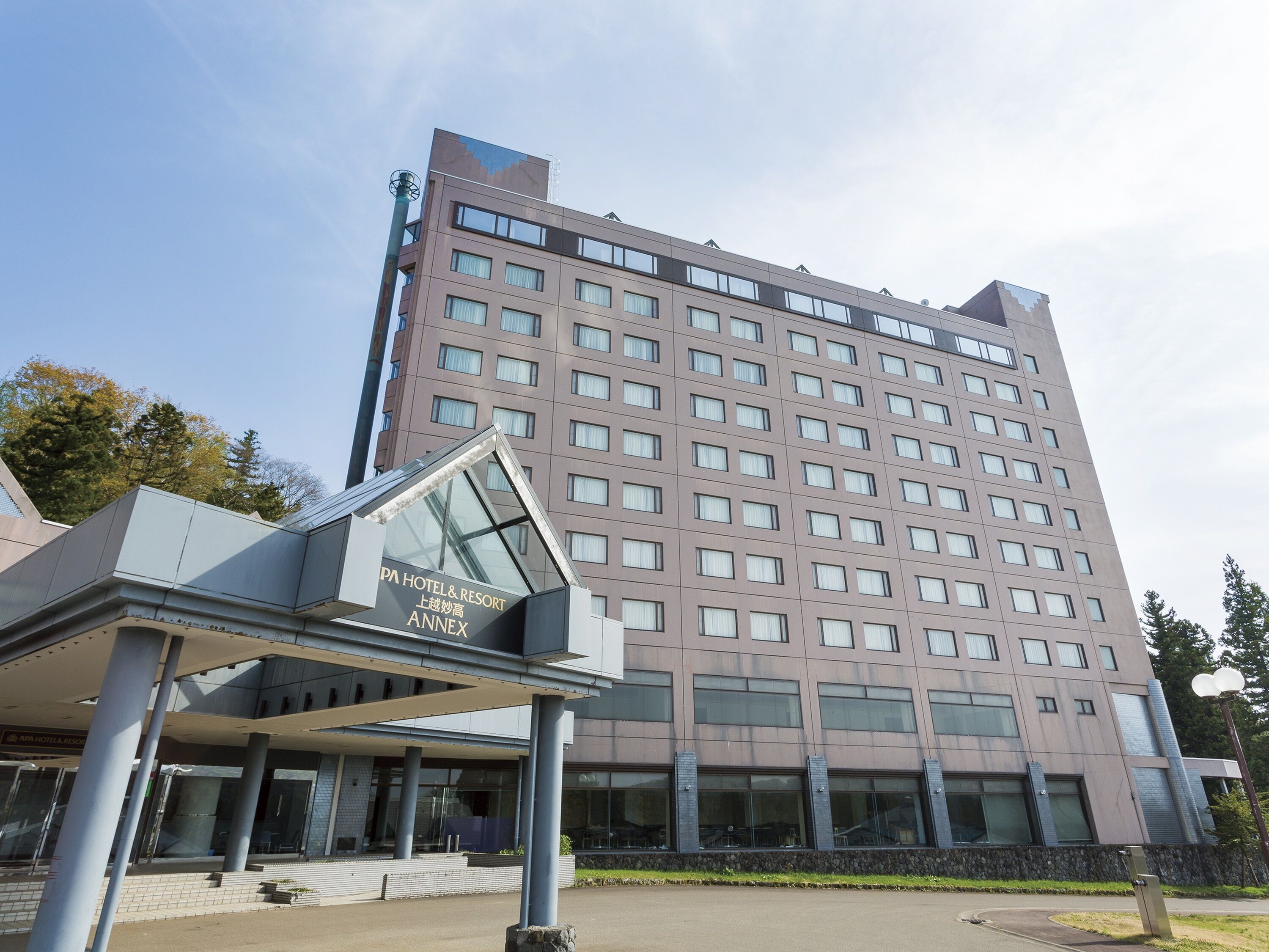 Un hôtel moderne avec une annexe imposante, dont la façade porte l’inscription « PA HOTEL & RESORT ANNEX ».