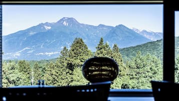 2 か所のレストラン、ディナーに営業