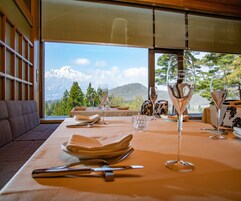 2 restaurants, dinner served