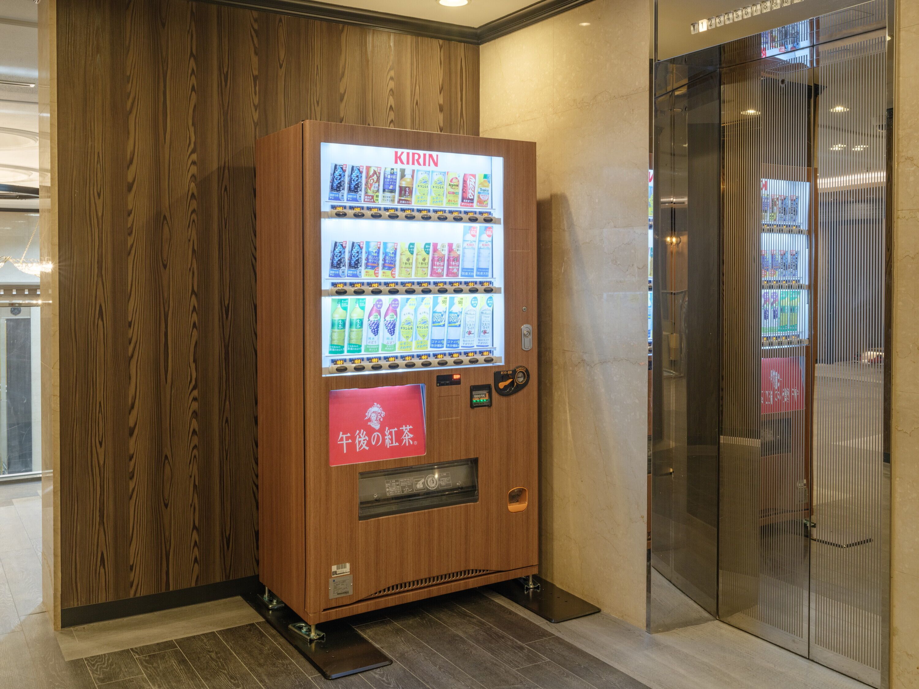 A vending machine with a variety of drinks and a red sign with Japanese text.