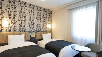 羽毛の掛け布団、デスク、遮光カーテン、WiFi (無料)