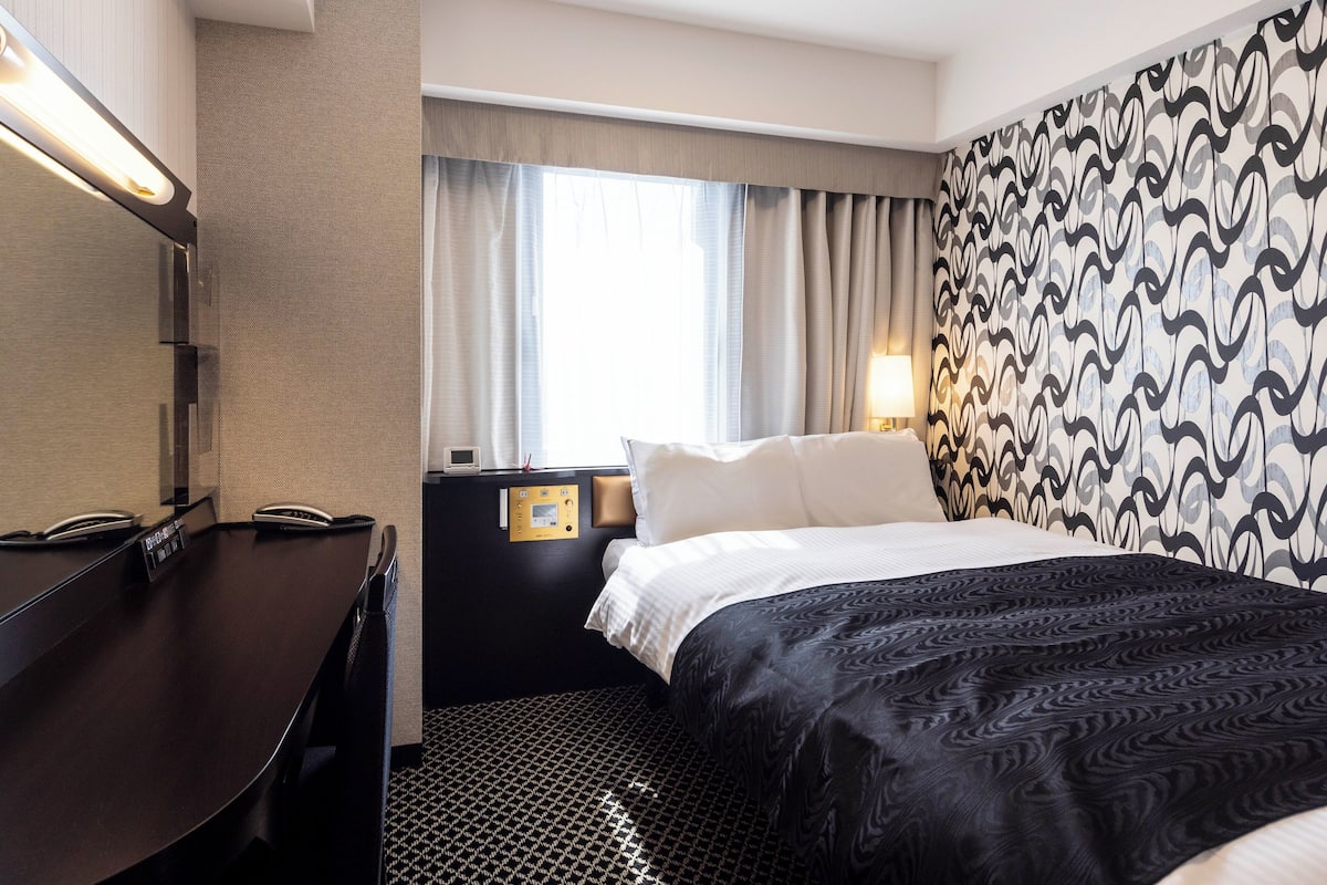 Daunenbettdecken, Schreibtisch, laptopgeeigneter Arbeitsplatz