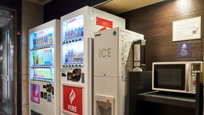 Drankenautomaten en een magnetron.
