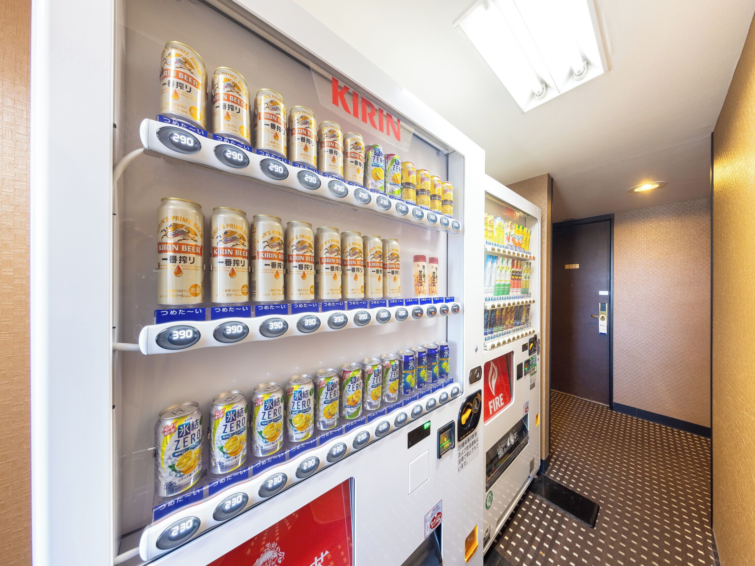 Un distributeur automatique rempli de bière Kirin et de canettes de Zero Zero.