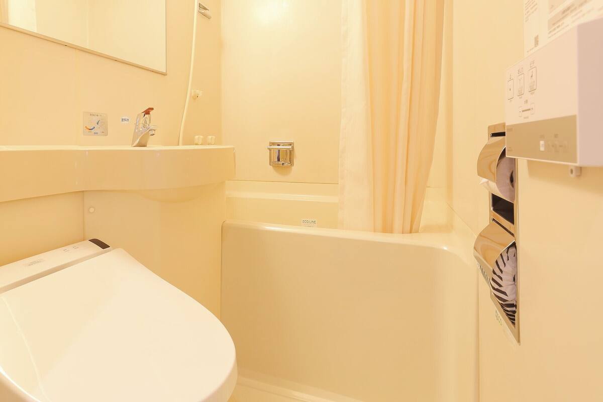 A bathroom with a toilet, sink, and bathtub.
