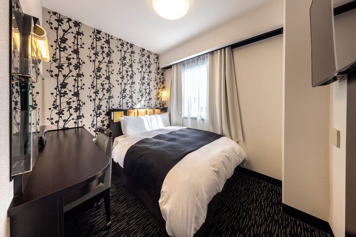 Escritorio, cortinas blackout, wifi gratis y ropa de cama