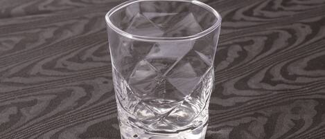 Un vaso transparente sobre una superficie con textura.