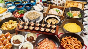 Variedad de alimentos y platos dispuestos sobre una mesa.