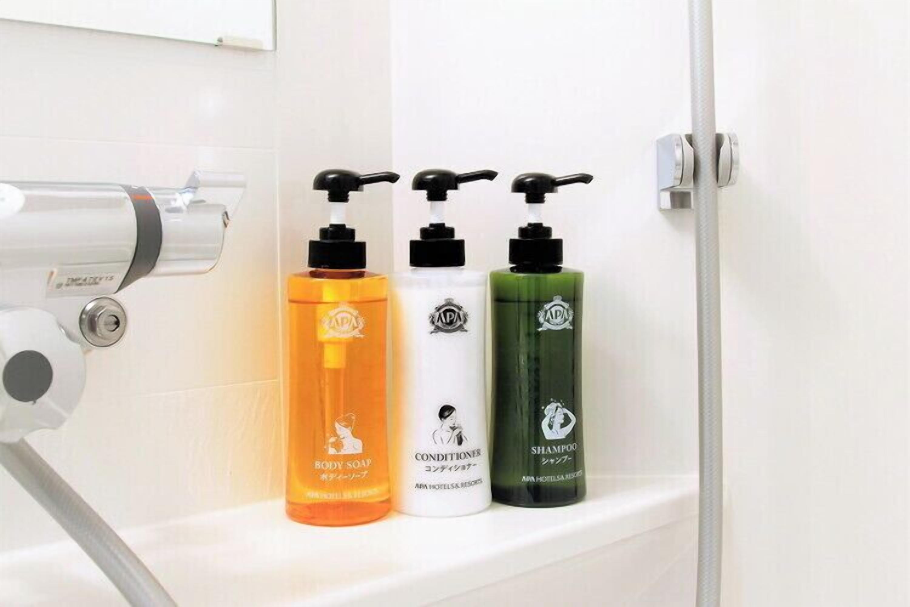 combined shower/bathtub, deep-soaking bathtub, free toiletries