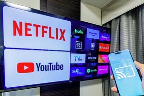 Skrivebord, blendingsgardiner, lydisolert og strykejern/-brett