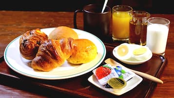 Se ofrece un desayuno continental (1500 JPY por persona)