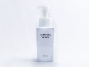 Combined shower/bathtub, deep-soaking bathtub, free toiletries