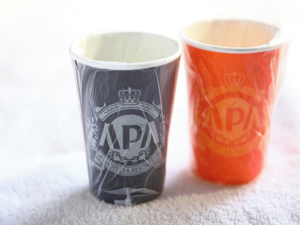 Deux tasses aux motifs différents.