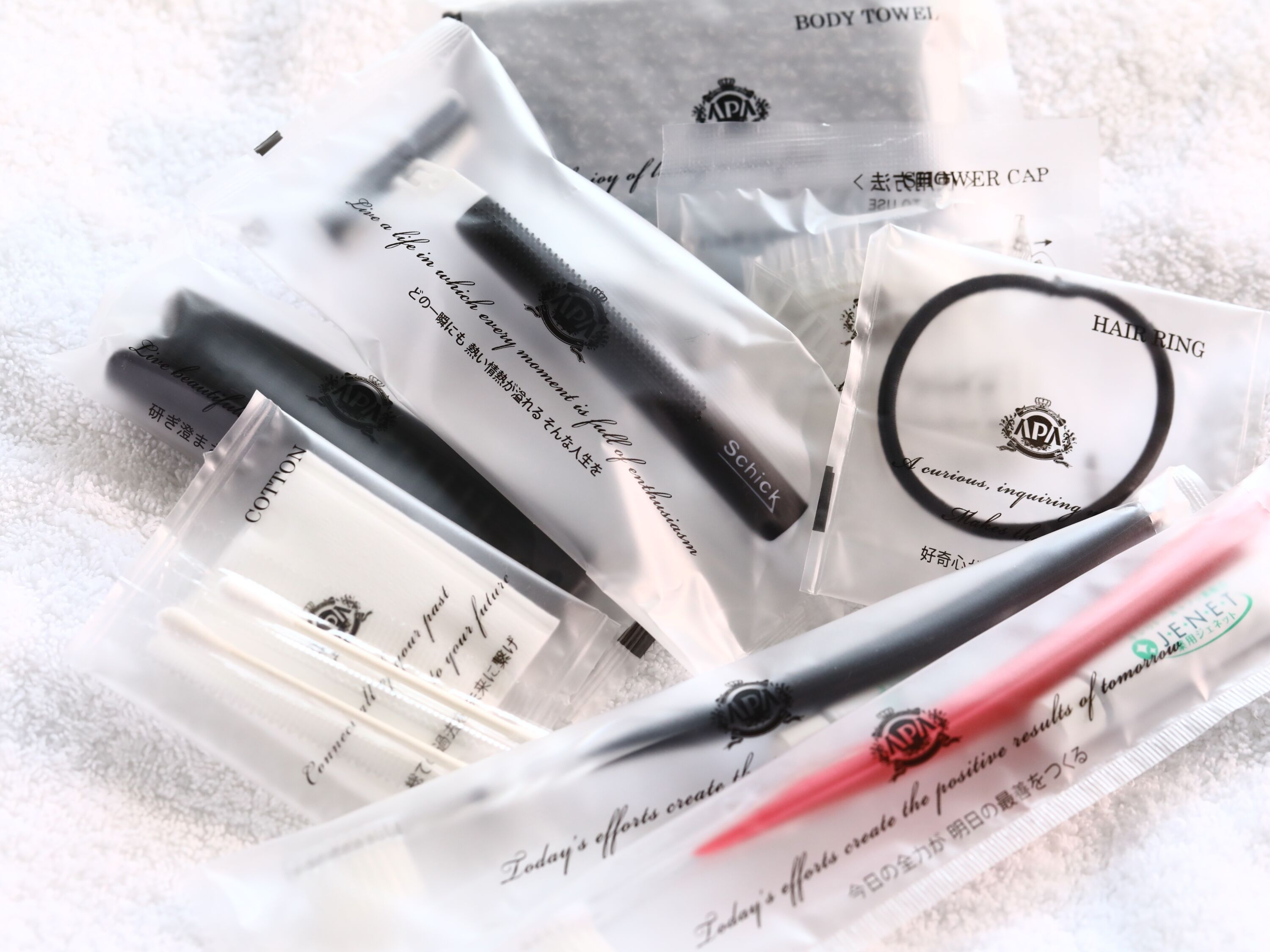 combined shower/bathtub, deep-soaking bathtub, free toiletries