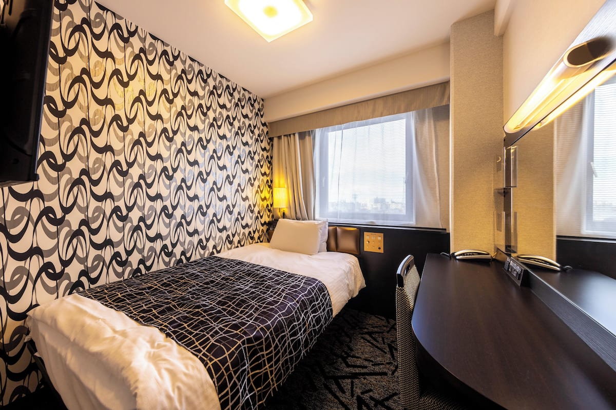 Down duvets, desk, soundproofing, free WiFi