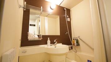 Suihkun ja ammeen yhdistelmä, syvä kylpyamme, ilmaiset hygieniatuotteet