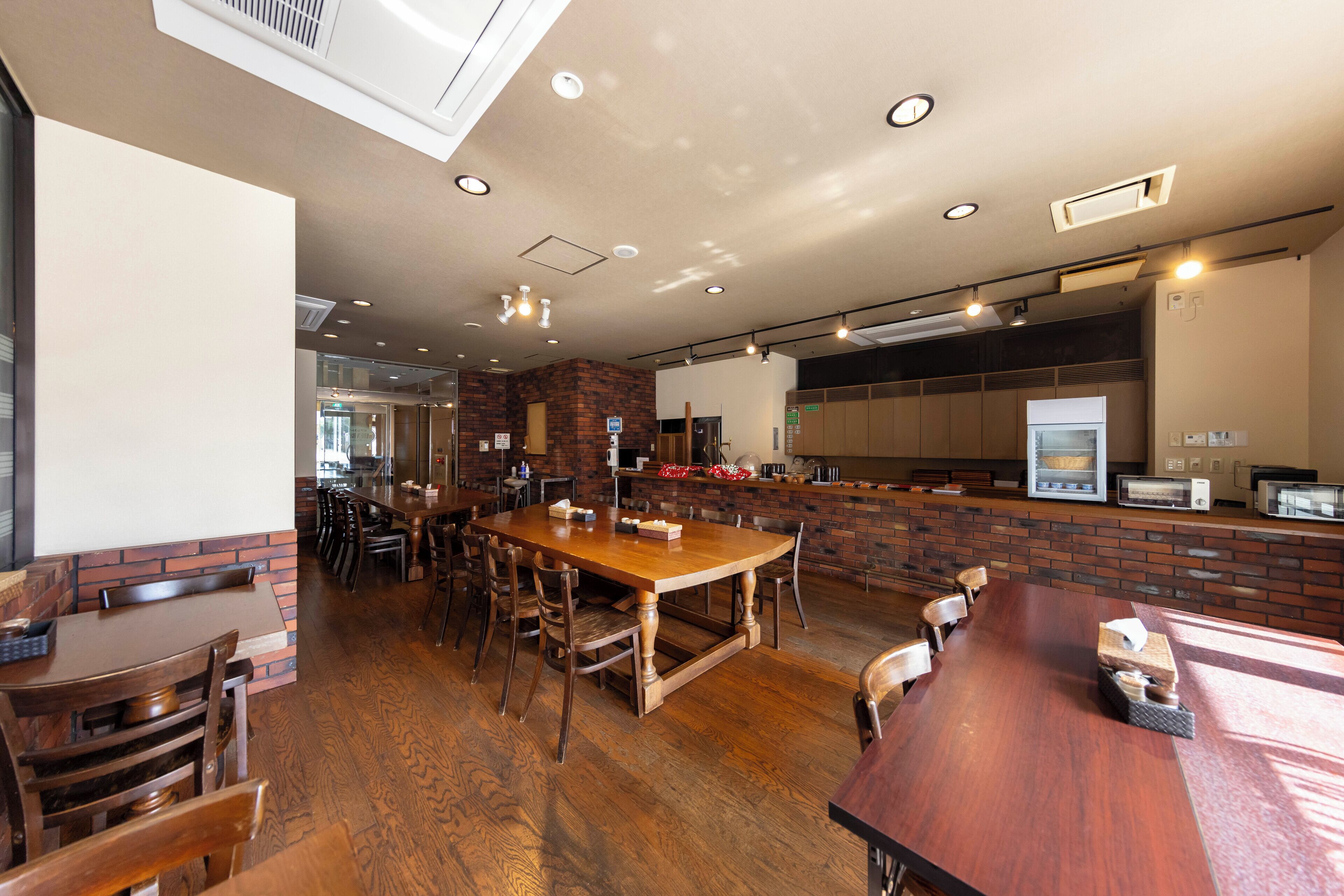 Sarapan ala kontinental setiap hari (JPY 1500 per orang)