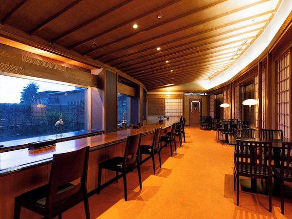 3 bars/lounges