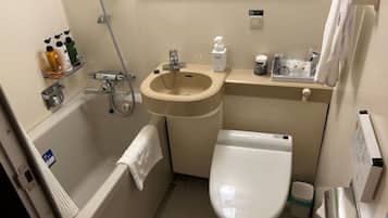 Kombinasi shower/bathtub dan perlengkapan mandi gratis