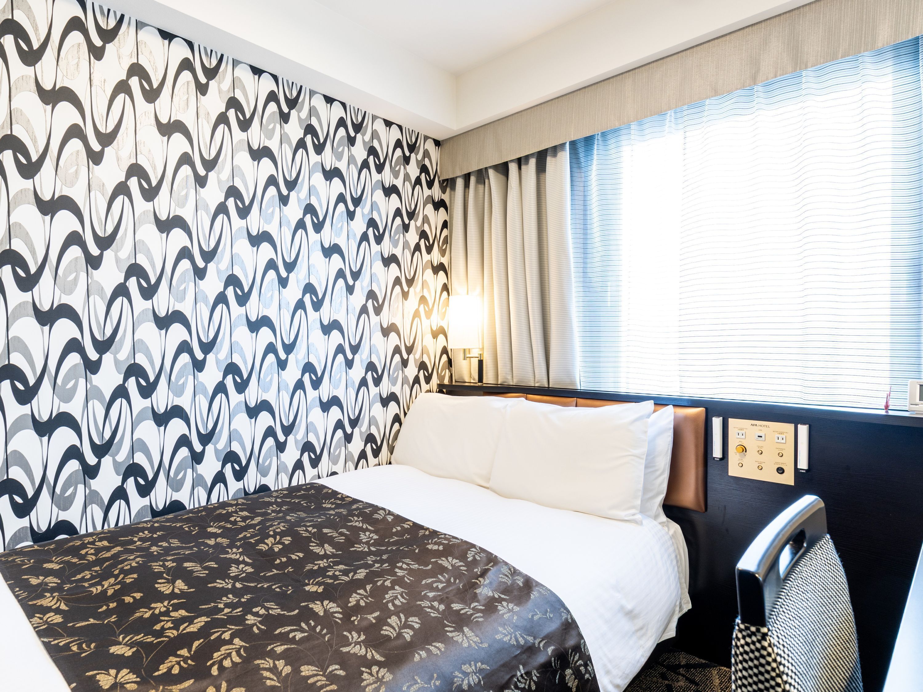 Skrivebord, blendingsgardiner, strykejern/-brett og wi-fi (inkludert)