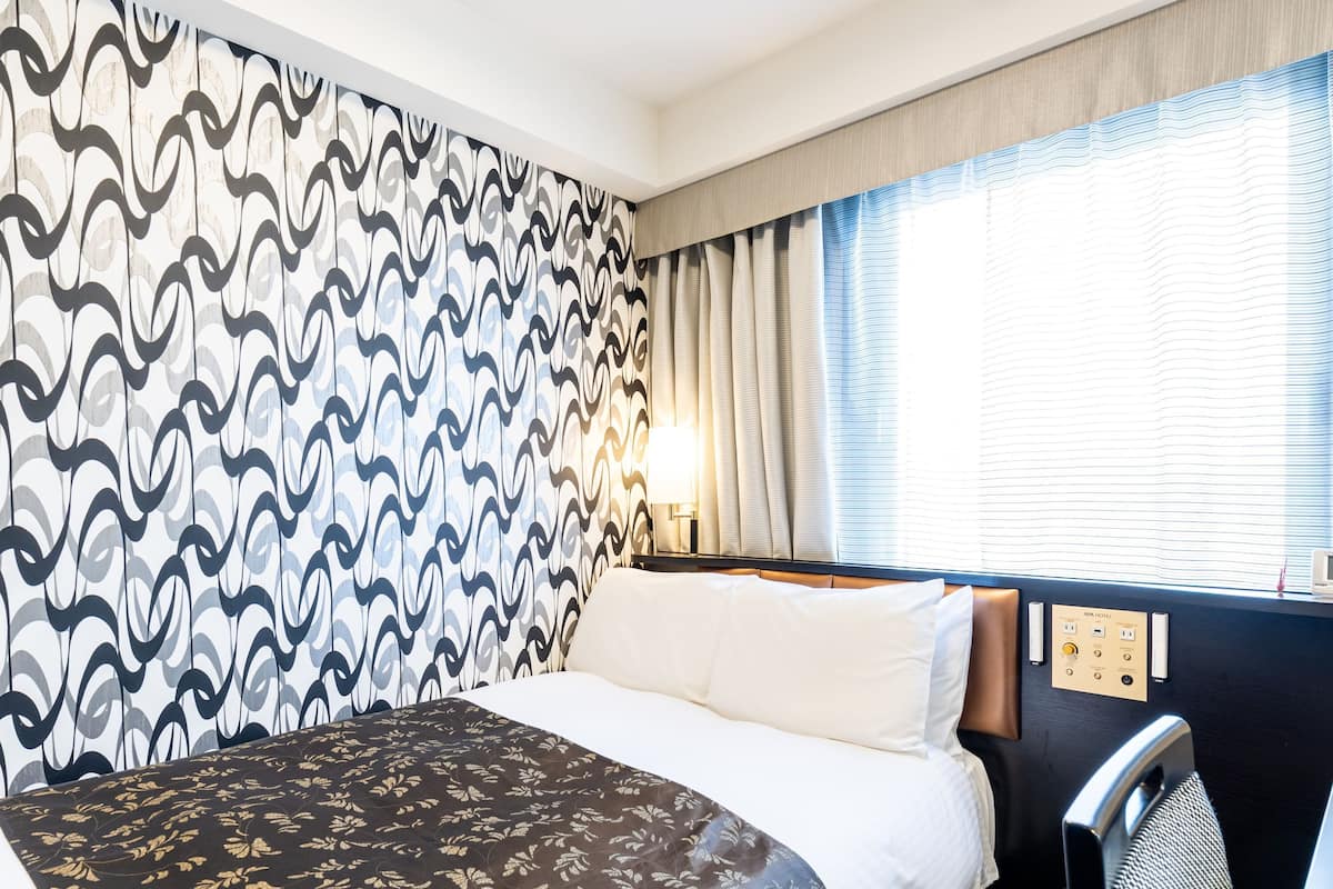 Skrivebord, blendingsgardiner, strykejern/-brett og wi-fi (inkludert)