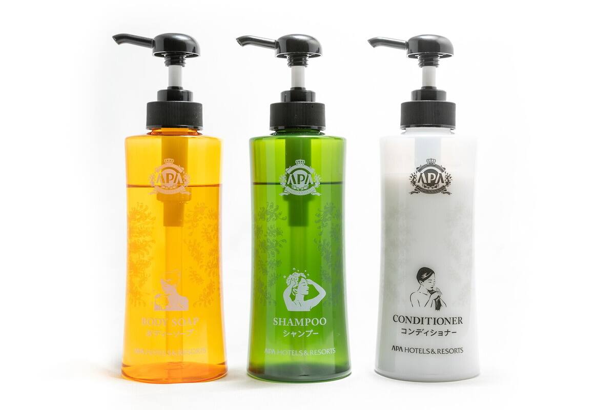 Trois bouteilles de savon pour le corps, de shampoing et d’après-shampoing.