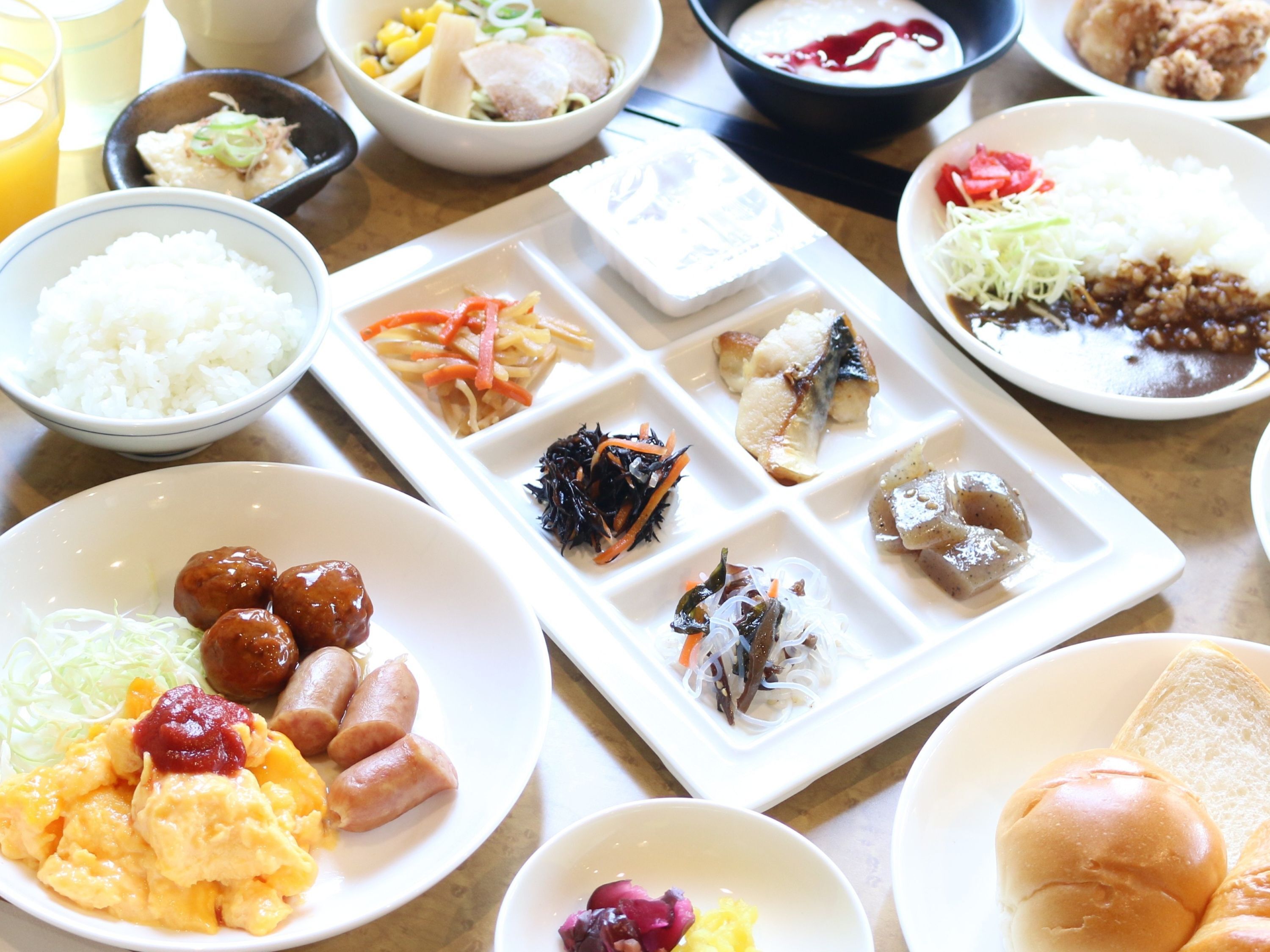 Daily full breakfast (JPY 1600 per person)