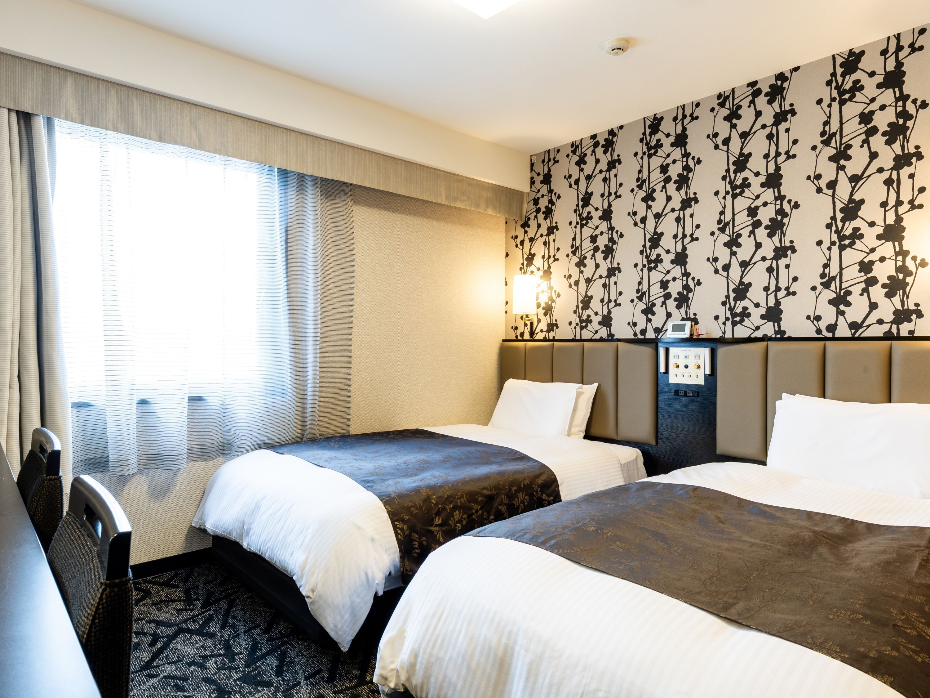 Skrivebord, blendingsgardiner, strykejern/-brett og wi-fi (inkludert)