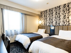 Bureau, rideaux d’obscurcissement, fer et planche à repasser