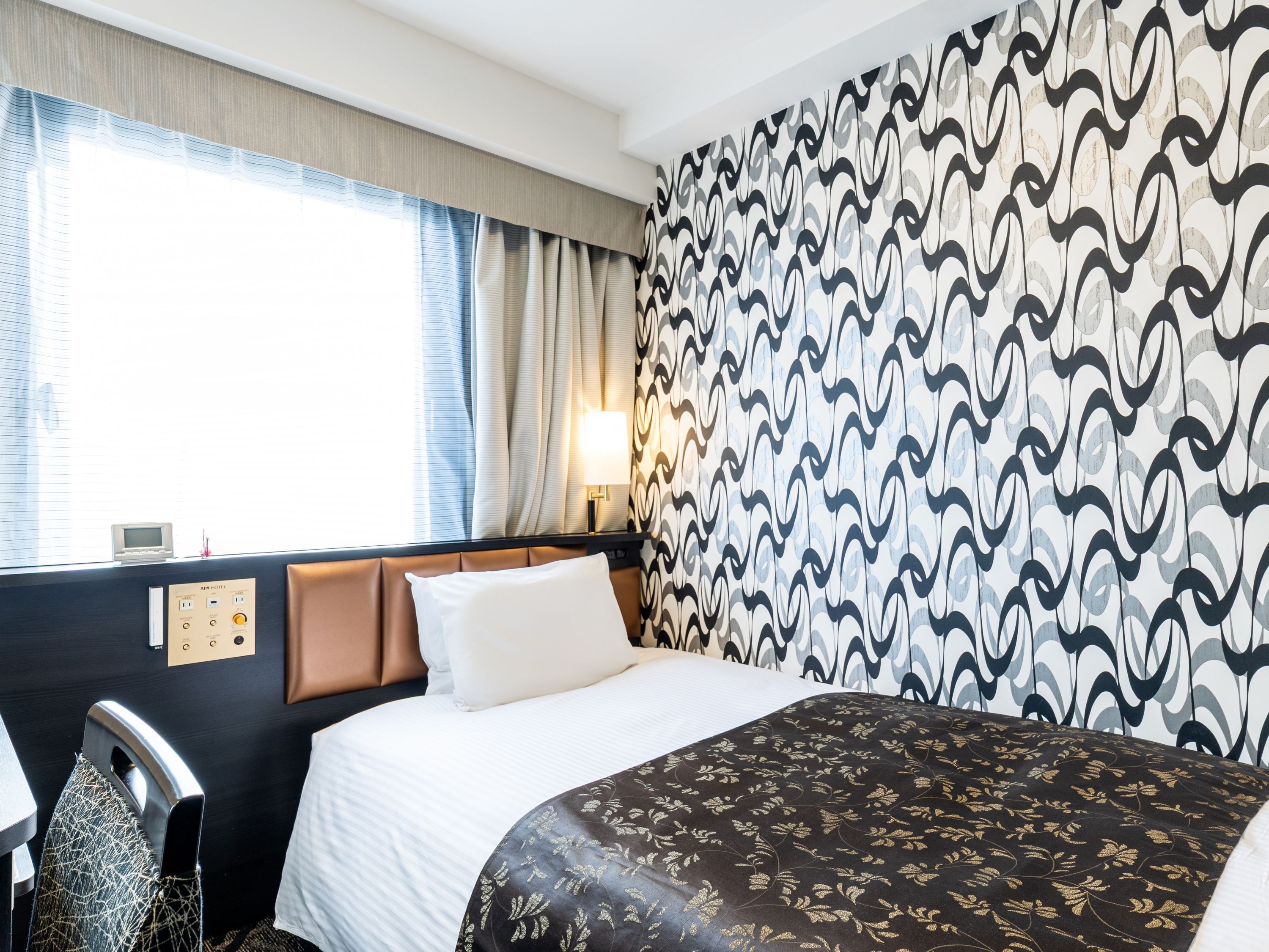 Skrivebord, blendingsgardiner, strykejern/-brett og wi-fi (inkludert)